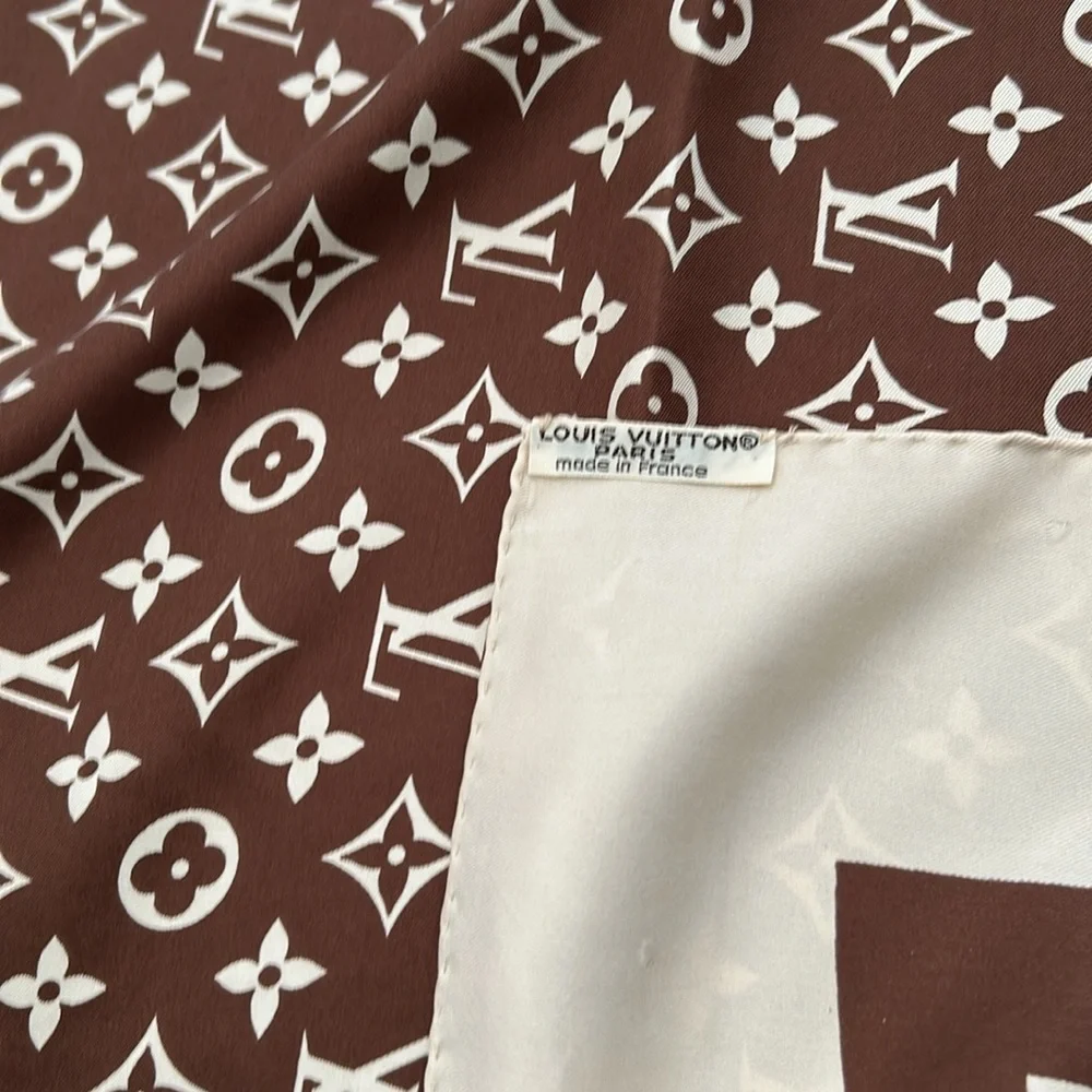 Louis Vuitton Brown and Cream Scarf🤎
EUC🤎🤎 - Picture 6 of 7